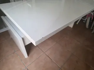Mesa blanca de centro elevable
