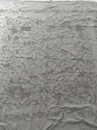 Mantón de Manila antiguo bordado a mano