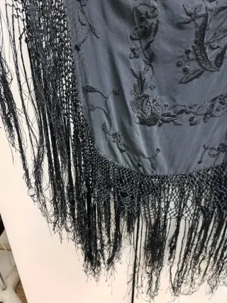 Mantón de Manila antiguo bordado a mano