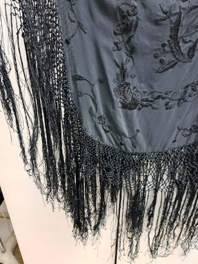 Mantón de Manila antiguo bordado a mano