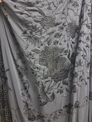 Mantón de Manila antiguo bordado a mano