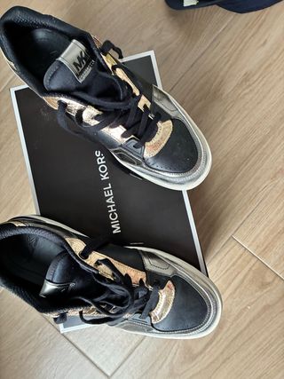 Zapatillas Michael Kors Negras y Doradas