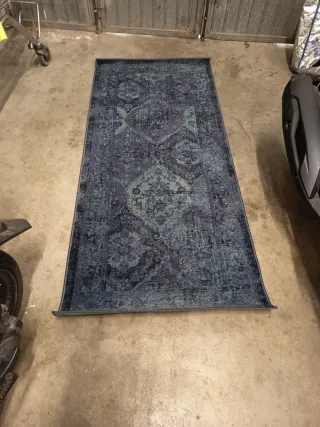 Alfombra azul y verde con diseño