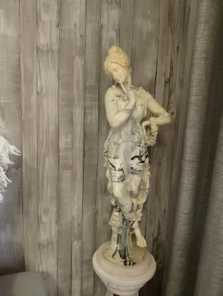 Figura de porcelana mujer