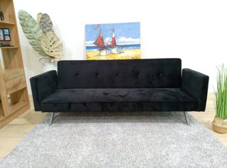 Sofá gris de tela y metal