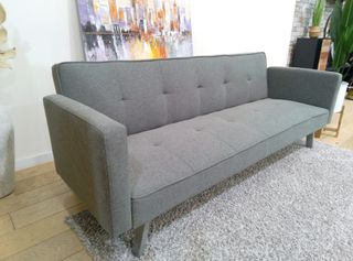 Sofá gris de tela y metal