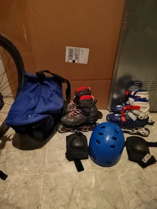 Patines en línea y equipo de protección completo.