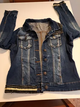 Chaqueta tejana Desigual bordada