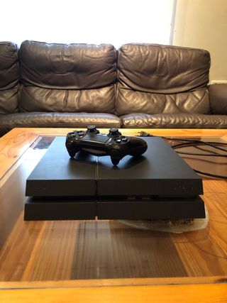 PS4 (PlayStation 4) Negra con Mando