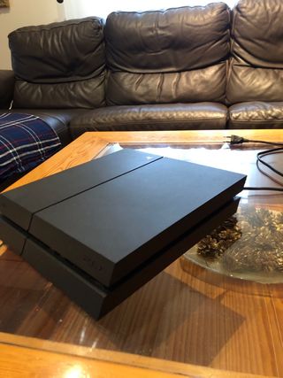 PS4 (PlayStation 4) Negra con Mando