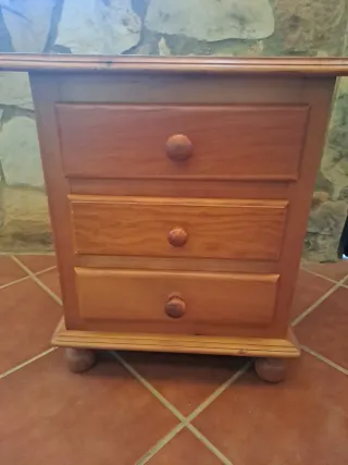 Mesita de noche provenzal de madera