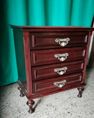 Mesita de noche de madera oscura