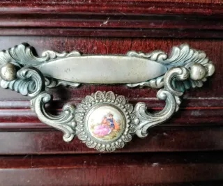 Mesita de noche de madera oscura