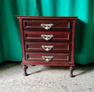 Mesita de noche de madera oscura