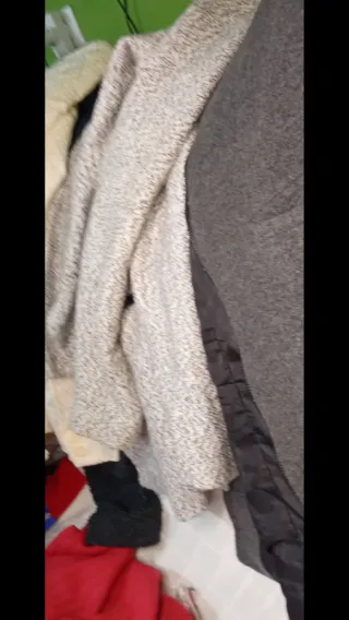 Lote 17 Ropa Mujer Cazadoras Roja Amarilla