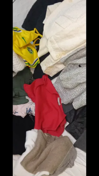 Lote 17 Ropa Mujer Cazadoras Roja Amarilla