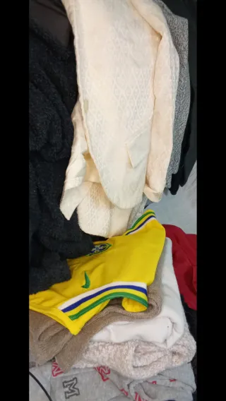 Lote 17 Ropa Mujer Cazadoras Roja Amarilla