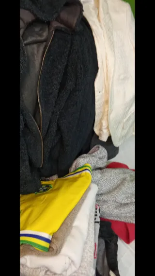 Lote 17 Ropa Mujer Cazadoras Roja Amarilla