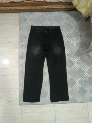 Pantalón vaquero negro con pedrería