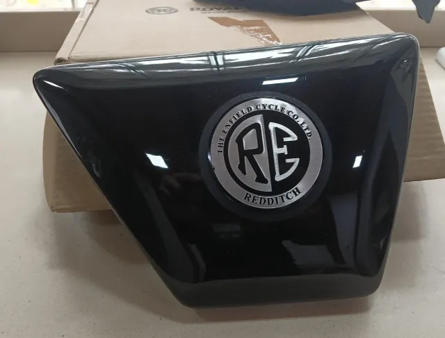 Royal enfield 650 tapas laterales personalizadas.