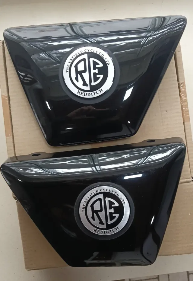 Royal enfield 650 tapas laterales personalizadas.