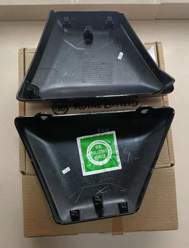 Royal enfield 650 tapas laterales personalizadas.