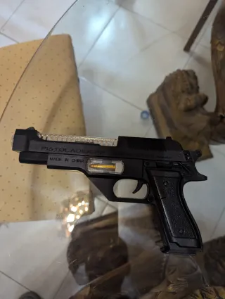 Pistola de juguete con luces