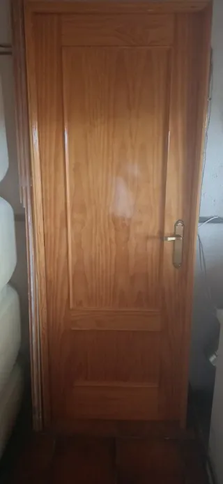 Puertas de interior de pino con cercos y molduras