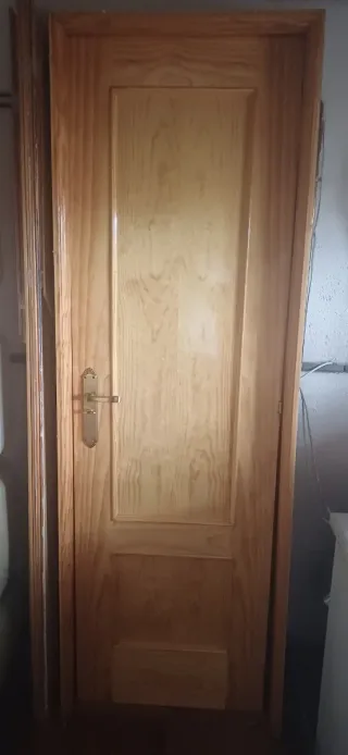 Puertas de interior de pino con cercos y molduras