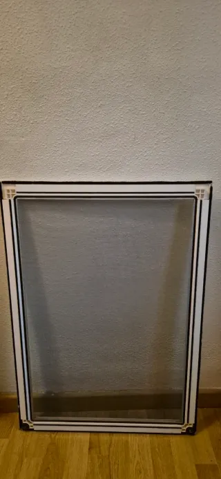 Mosquitera metálica blanca