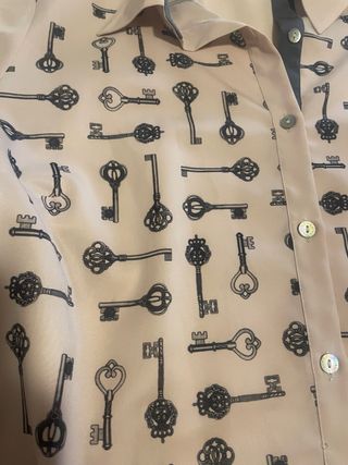 Camisa estampada con llaves
