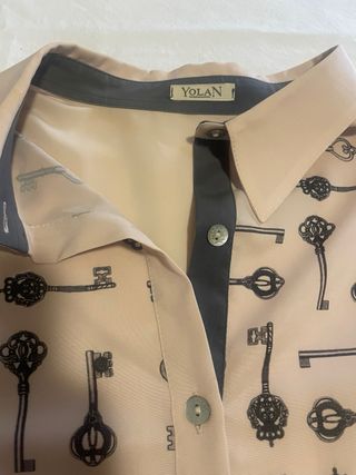 Camisa estampada con llaves