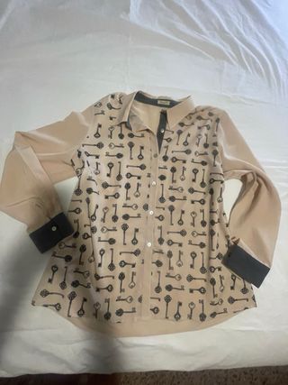 Camisa estampada con llaves
