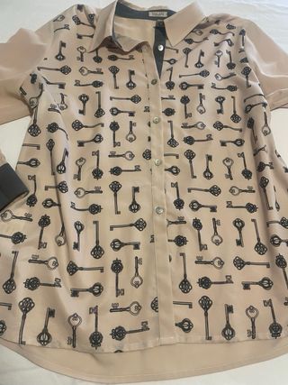 Camisa estampada con llaves