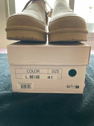 Zuecos Invie tatuados a mano beige