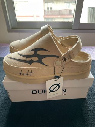 Zuecos Invie tatuados a mano beige