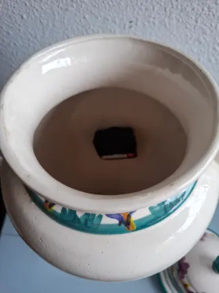 Jarrón de cerámica con reloj