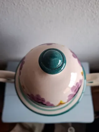 Jarrón de cerámica con reloj