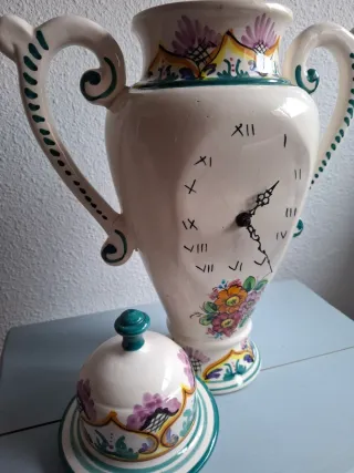 Jarrón de cerámica con reloj