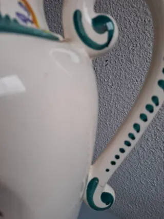 Jarrón de cerámica con reloj