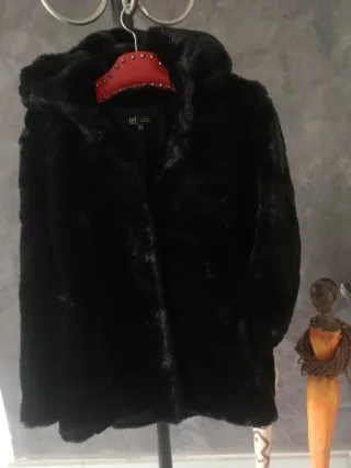 Abrigo Zara capucha piel sintética Talla 42