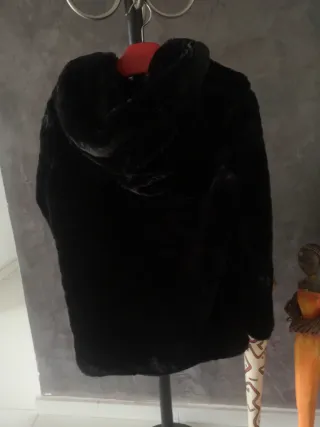 Abrigo Zara capucha piel sintética Talla 42