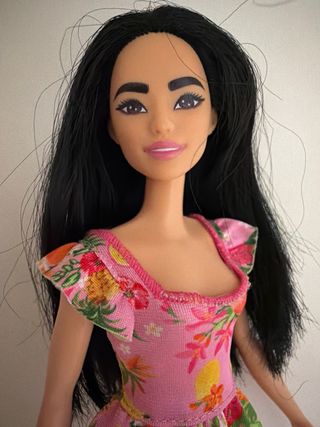 Muñeca Barbie con vestido estampado de frutas