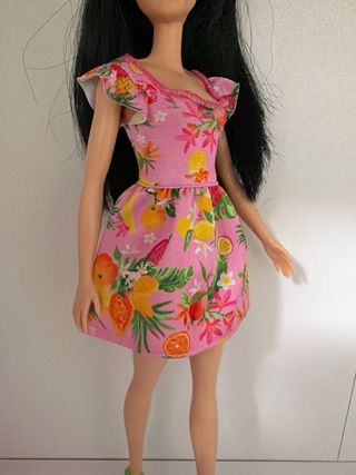 Muñeca Barbie con vestido estampado de frutas
