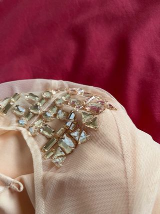 Vestido rosa largo adornos hombro