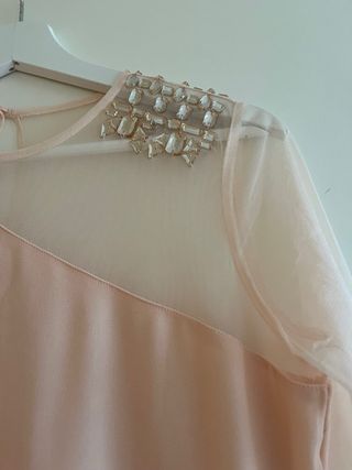 Vestido rosa largo adornos hombro