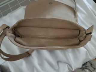 Bolso beige y multicolor con parches