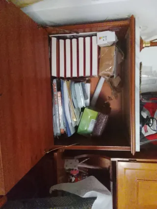 Escritorio antiguo de madera con tapa de mármol