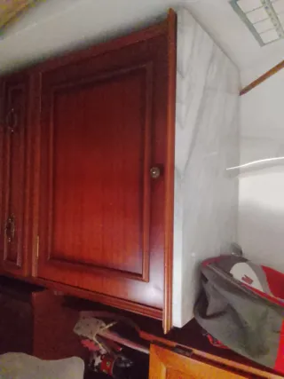 Escritorio antiguo de madera con tapa de mármol