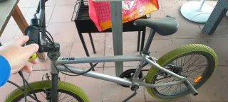 Bicicleta BMX plateada y dos bicicletas de 26 pulg